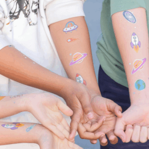 Bar à tatouages et paillettes